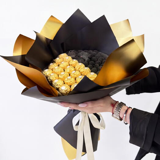 Сладкий букет  из Ферреро (Ferrero) и мармеладных ягод в хрустящей посыпке