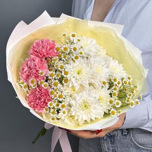 Букет с ромашками, хризантемой и диантусами