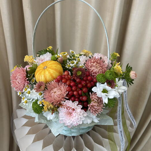 Яркая корзинка с тыковкой, калиной, ромашками и хризантемой🌼