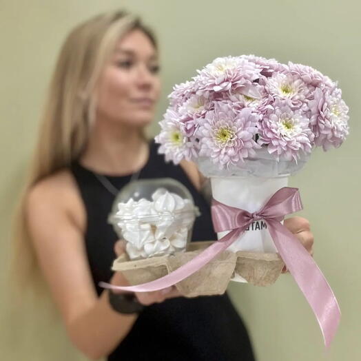 Композиция из нежных хризантем в стакане с нежной меренгой