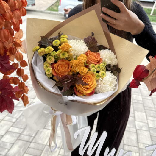 Букет в стильном оформлении с розами и хризантемой 🧡