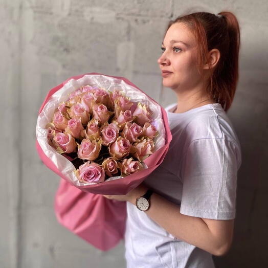 Букет из 25 розовых кенийских роз
