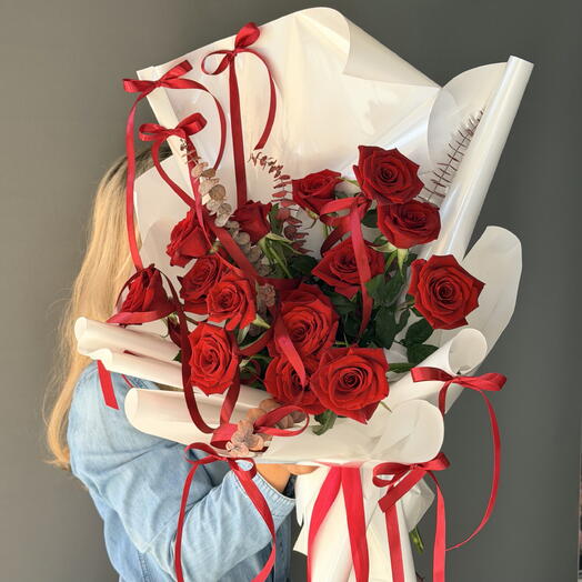 Эффектный букет красных роз с бантами 🎀♥️