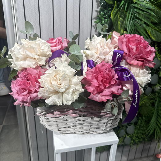 Композиция корзина с французскими розами 53005