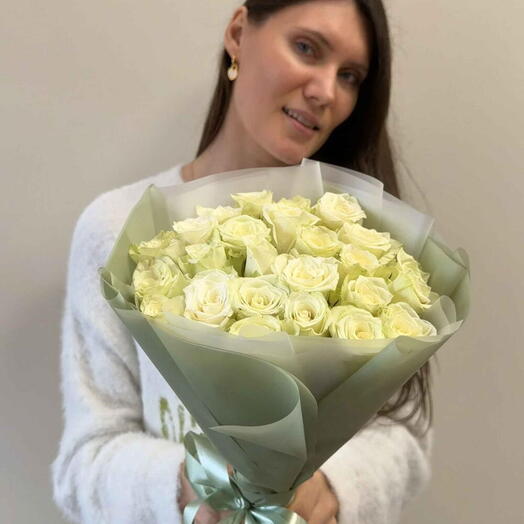Букет из 25 белых роз афена 40 см