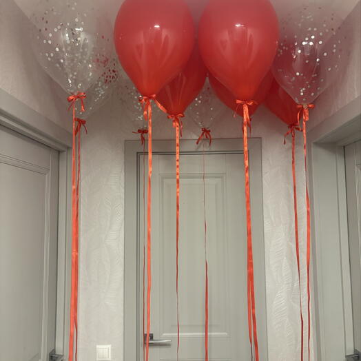 Шары под потолок с красными атласными лентами 10