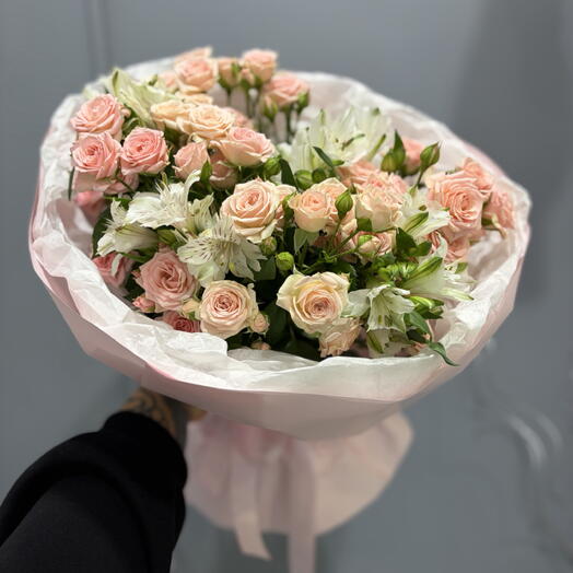 Милый букет кустовых розочек и белых альстромерий 🌸🩷🌸
