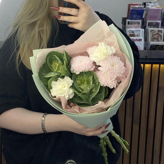 «Она точно оценит» 💚 стойкий букет-комплимент с брассикой, хризантемой и диантусом