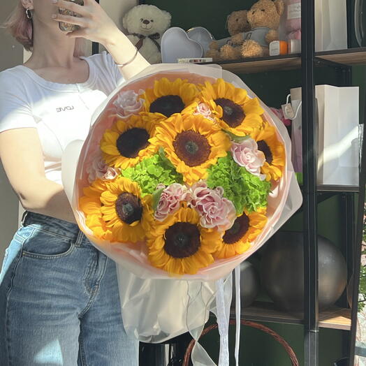 WOW букет с летними подсолнухами и нежными французскими розами