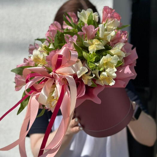Композиция в коробке с альстромерией (15шт)
