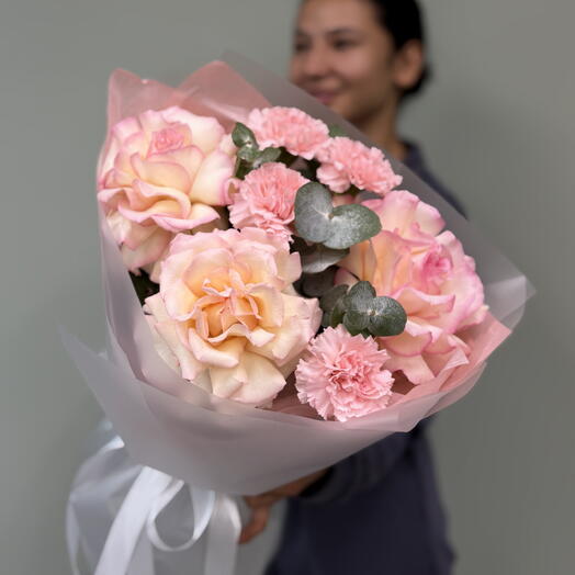 Авторский букет «Свидание под тёплым ветром🌸» из французских роз и стойких диантусов🎀