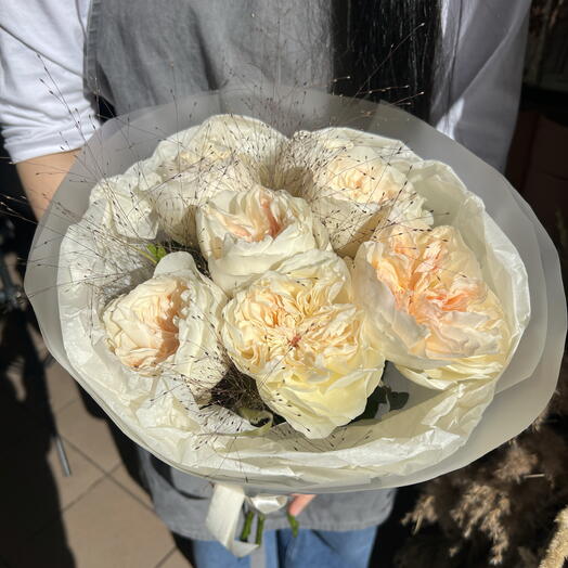 Букет из пионовидных роз и паникума