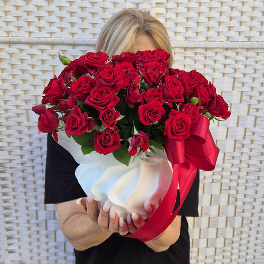Amore в вазе (роза кустовая)