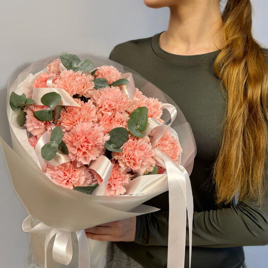 Букет из 23 розовых гвоздик в круглой упаковке с лентами 🌸🩷