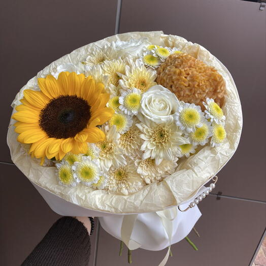 Нежный букет с хризантемой сантини, розами и целозией ️🌼