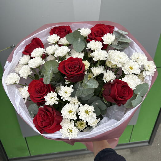 Букет из красных роз и хризантем