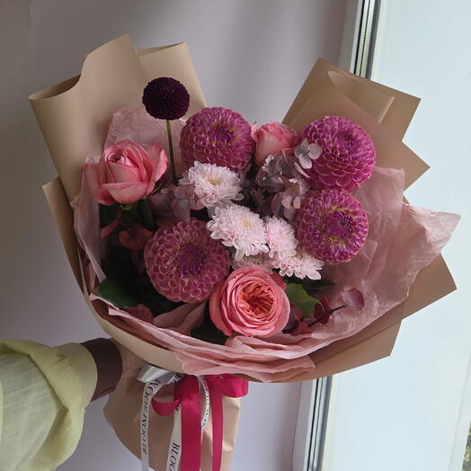Сезонные георгины и пионовидные розы Pink Xpression