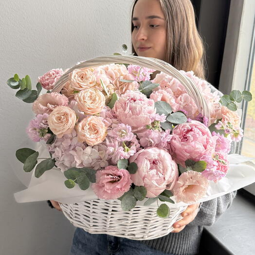Пионы розовые в белой корзине с эвкалиптом
