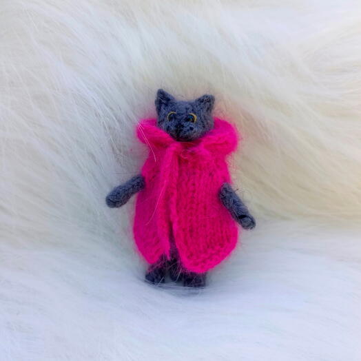 Кошечка британская вязаная в кофточке