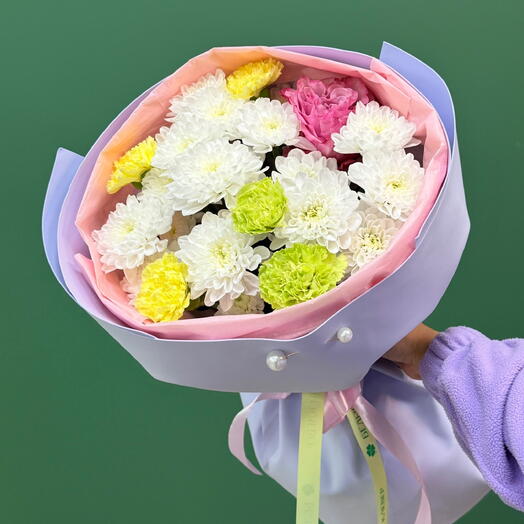 букет с кустовой хризантемой, диантусами и пионовидной розой 💜