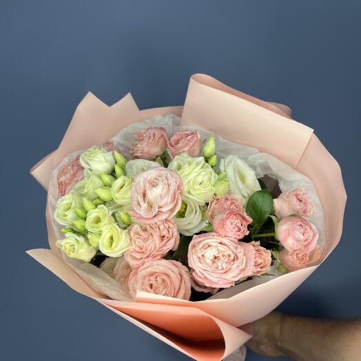 «Розовый рассвет» (куст розы Мабам Бомбастик и эустома)