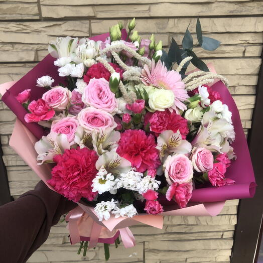 Яркий букет с розами и диантусами