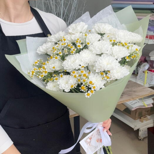 Букет из хризантем и ромашек