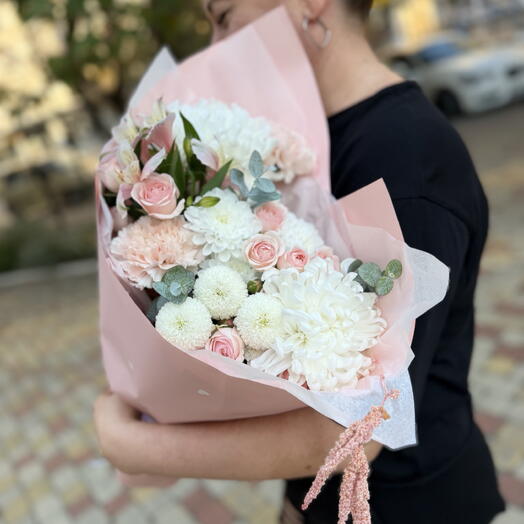 Букет с розами и цветами хризантемами Улыбка