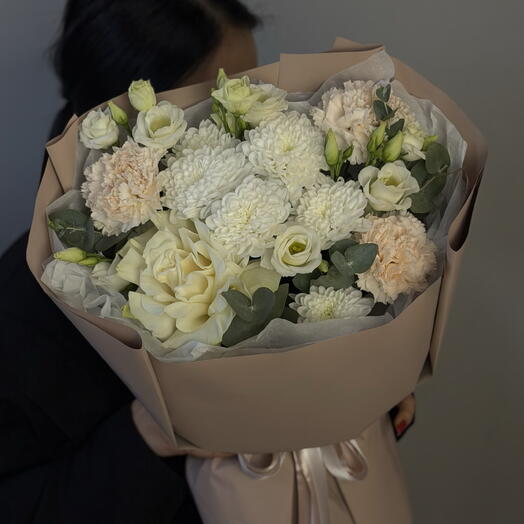 Нежный букет с ажурной розой, хризантемой, диантусами и эустомой
