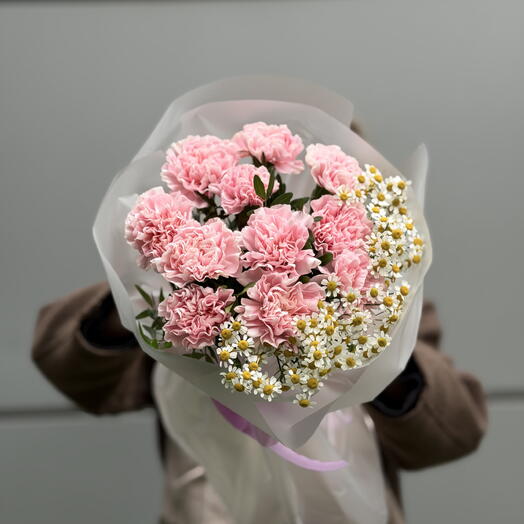 Нежный букет «Pink honey» с розовыми диантусами и матрикарией