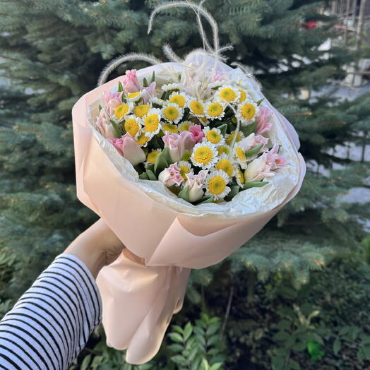 Букет из тюльпанов и ромашек сантини