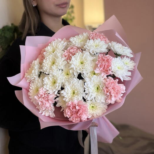 Классический букет нежных хризантем, розовых гвоздик в розовой упаковке 🤍