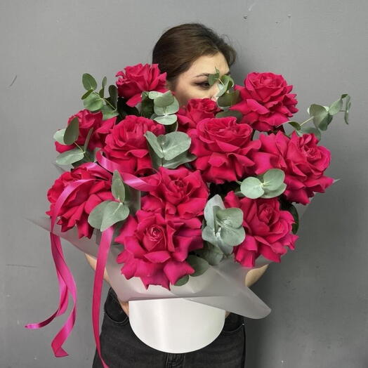 11 малиновых французских роз с эвкалиптом в шляпной коробке 💞