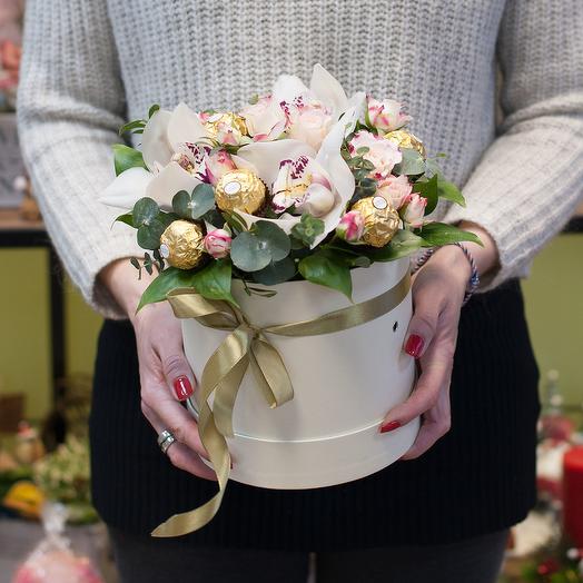Hat box of orchids with chocolates "Janie"