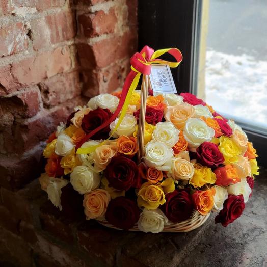 Cesta con 101 rosas multicolores " Mosaico"