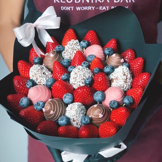 Ramo de bayas y fresas cubiertas de chocolate