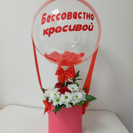 Композиция с шаром и цветами