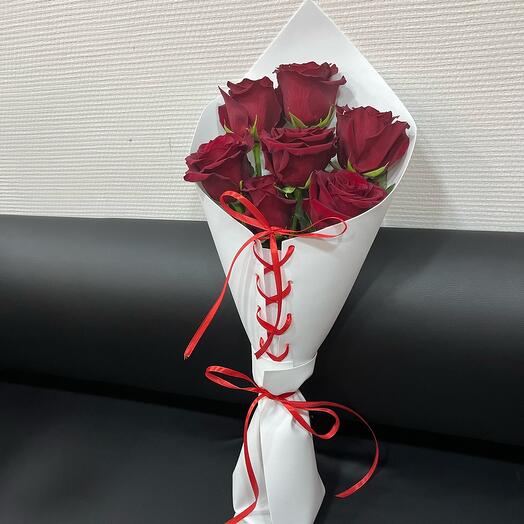 Bouquet-envelope of burgundy roses