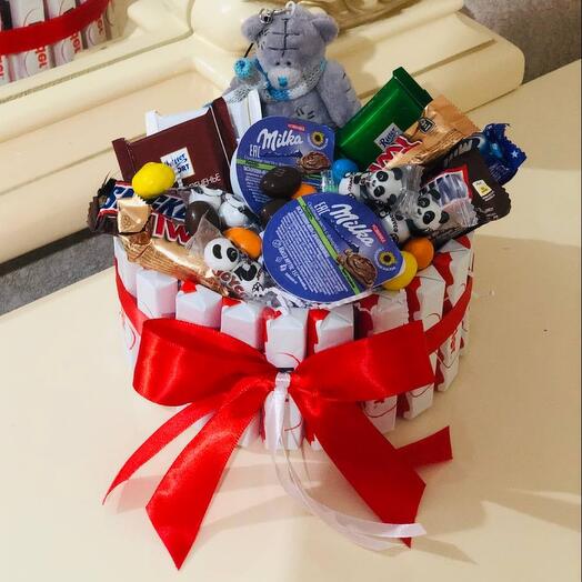 Торт из шоколада киндер и сладостей с игрушкой мишка тедди, Съедобные ...