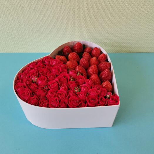 Клубника с розами в коробке сердце