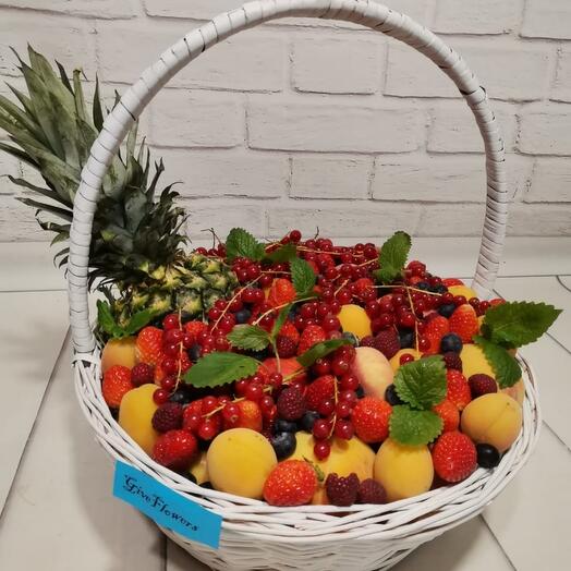 Корзина из фруктов и ягод"