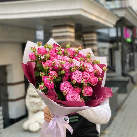 Ramo de rosas arbustivas en forma de peonía