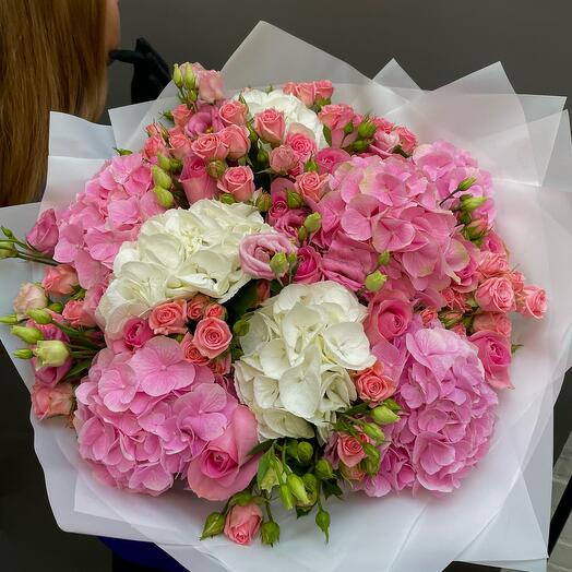 Bouquet of hydrangeas and spray roses