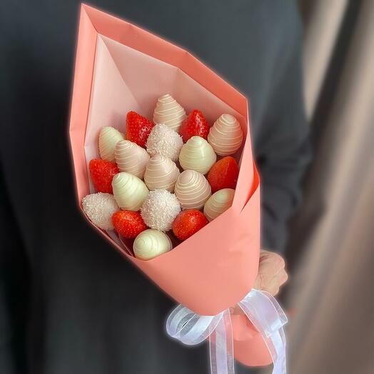 Bouquet of strawberries in chocolate "Pink Panter"