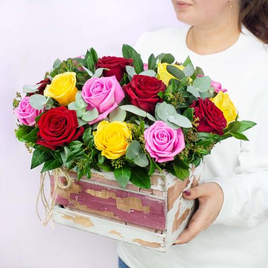 Композиция из 19 разноцветных роз