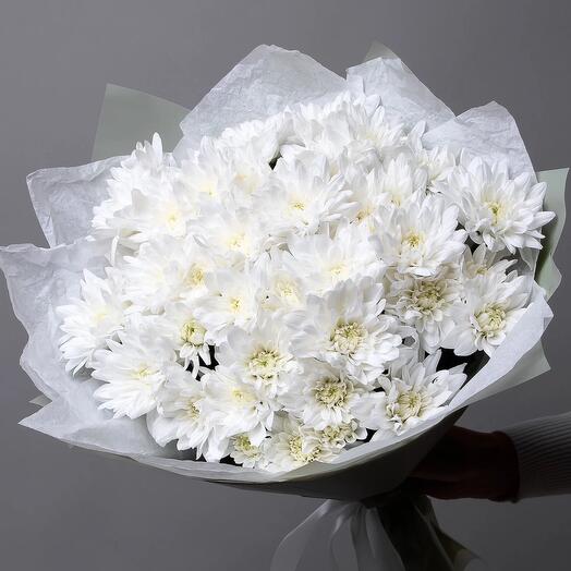 Monobucket made of snow-white chrysanthemum