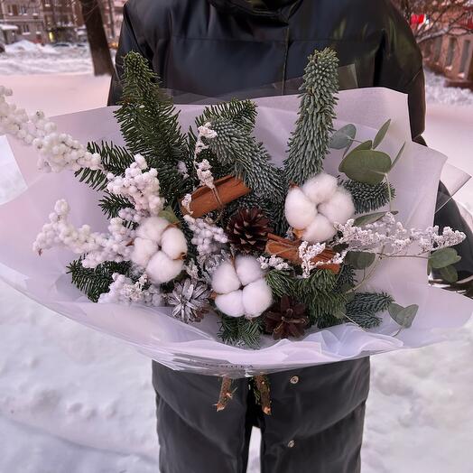 Букет с новогодним настроением из голубой ели, хлопка, корицы и шишек