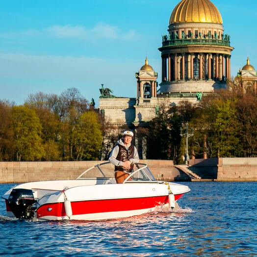 Сертификат «Сладкая парочка» — час прогулки на самом уютном катере Петербурга