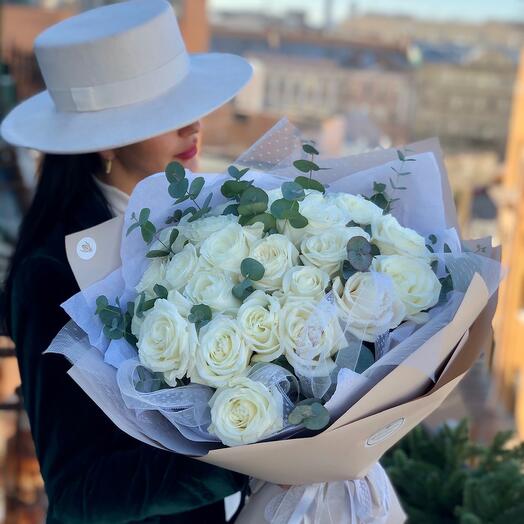 Ramo de rosas blancas con un diseño inusual
