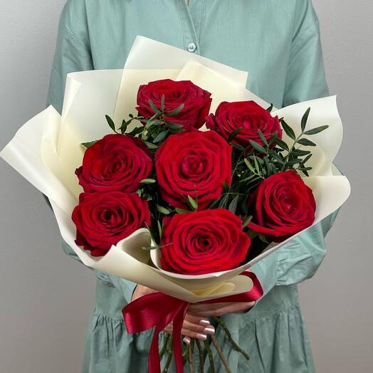 Букет из 7 красных роз. Букет 419 ALMOND ROSES